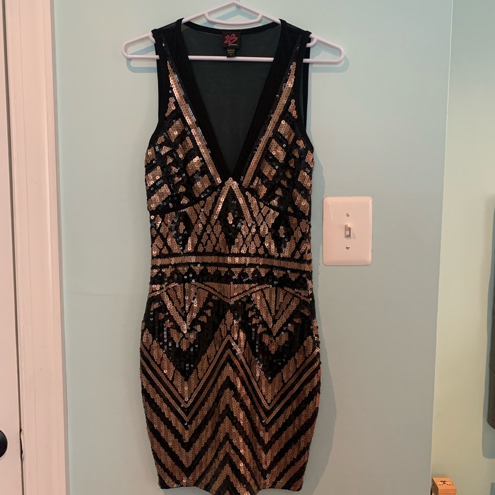 Bebe size small body con dress with a 1920s feel
